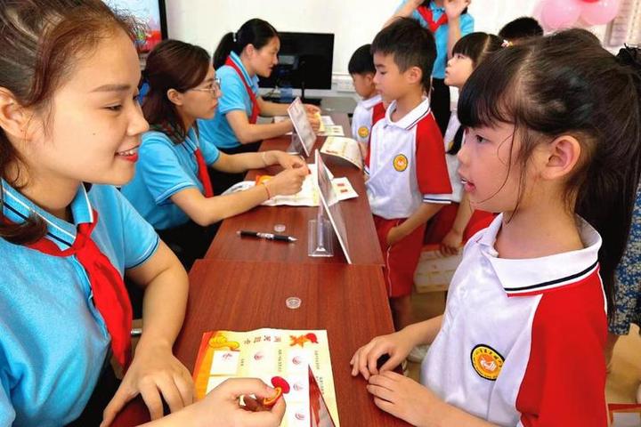 沧州市光明小学,《我们的节日---拥抱春天》怎么写 我是光明小学五三班的 张薇